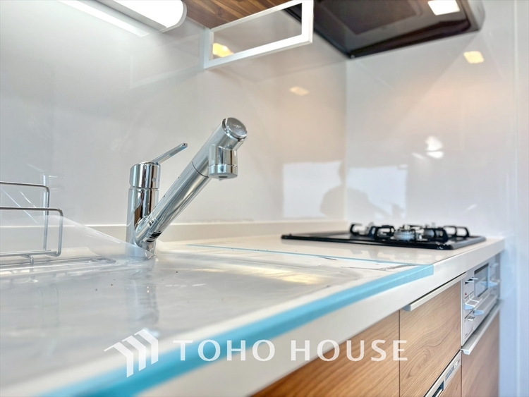 キッチン ◆愛育◆キッチンは家族の絆を育む大切な空間。シンプルで使い易いSystemKitchenで愉しく作る料理は愛情のある美味しいご馳走に。家族で使える広々としたダイニングキッチンです。