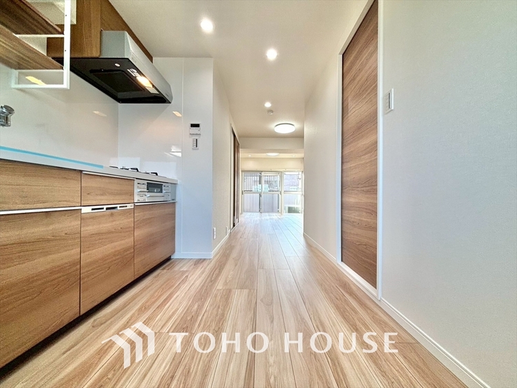 キッチン キッチンは家族の絆を育む大切な空間。シンプルで使い易いシステムキッチンで愉しく作る料理は愛情のある美味しいご馳走に。家族で使えるダイニングキッチンです。