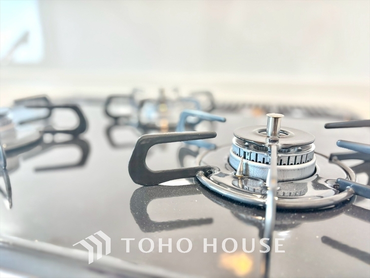 キッチン 毎日料理をする、料理が好き、家族が多くて量を作る必要がある、等の方々にとっては必須の3口コンロ。同時進行で効率アップはもちろん鍋を移動する回数が減り、無駄な動きを軽減することが出来ます。