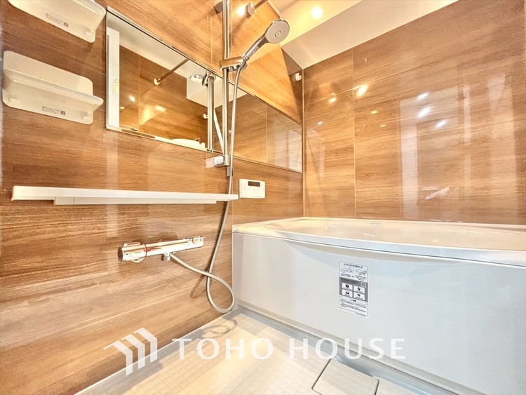 風呂 【浴室】《一日の疲れを落としてくれる場所は、落ち着く場所でなければならない》　高級感溢れるカラーと大きさ・柔らかな曲線で構成された半身浴も楽しめるバスタブが心地よさをもたらします。