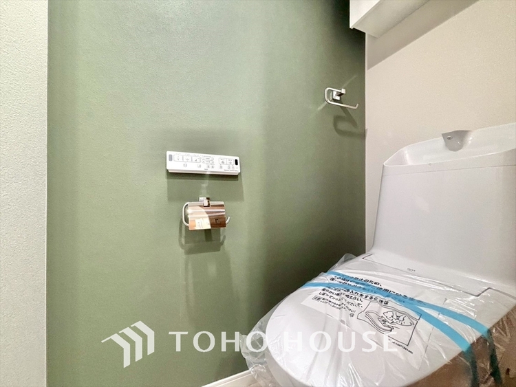 トイレ 清潔感あるホワイト調のクロスと温もり溢れるモダンカラーの床材が見事に調和した本邸宅は、毎日の生活を少しでも快適に過ごして頂ける様に落ち着いた雰囲気作りから行っています。