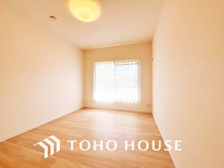 内装 採光もある洋室は、くつろぎのひと時を過ごすのにぴったり