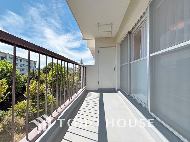 バルコニー 日当たりの良いバルコニーで晴れの日の洗濯物も楽しみになりますね