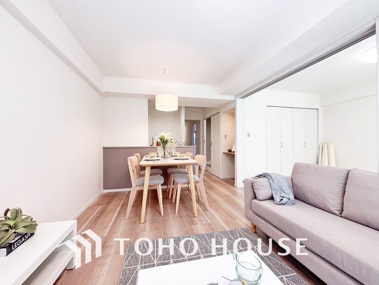 内装 シンプルな内装は落ち着きのある空間