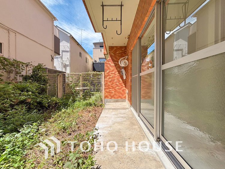 バルコニー 日当たりの良いバルコニーで晴れの日の洗濯物も楽しみになりますね