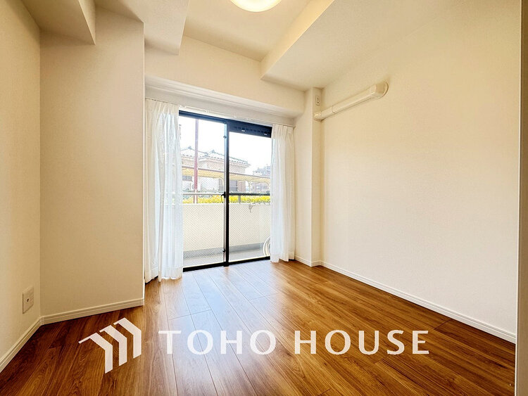 内装 採光もある洋室は、くつろぎのひと時を過ごすのにぴったり