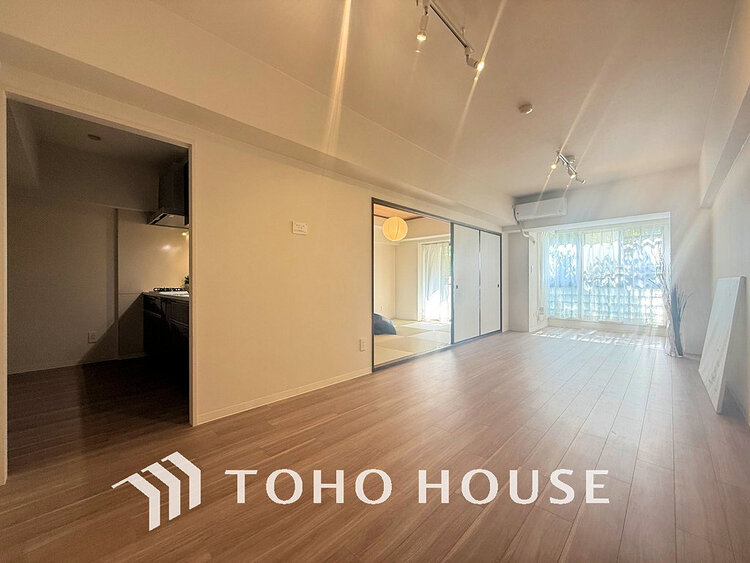 内装 家族みんなが爽やかに過ごせるように、光をたっぷり取り込んだLDK