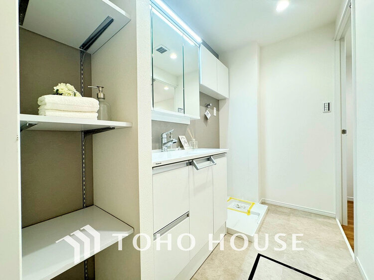 洗面 白を基調とした清潔感のある洗面室で朝の身支度を