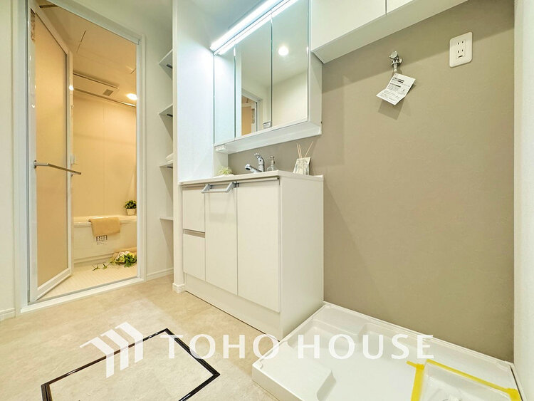 洗面 落ち着きのある色合いでまとめられた洗面室