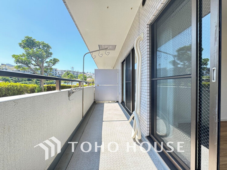 バルコニー 日当たりの良いバルコニーで晴れの日の洗濯物も楽しみになりますね