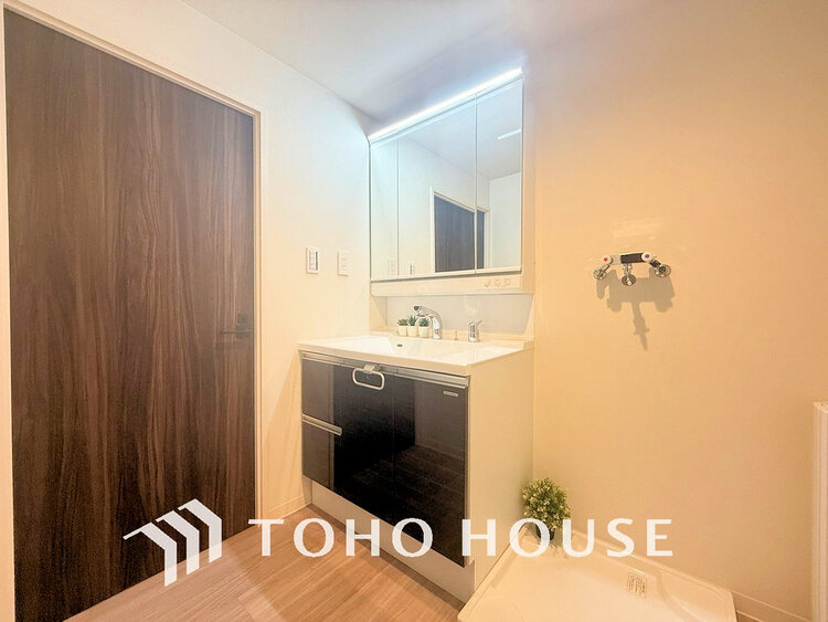 洗面 白を基調とした清潔感のある洗面室で朝の身支度を