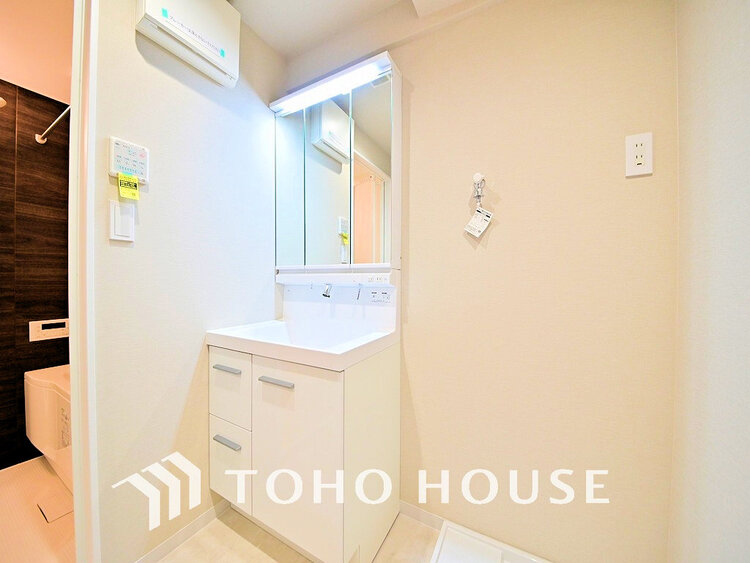洗面 白を基調とした洗面台。身だしなみを整えやすく収納量も良好です