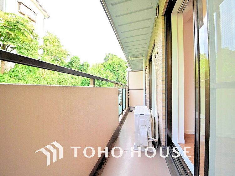 バルコニー 日当たりの良いバルコニーで晴れの日の洗濯物も楽しみになりますね