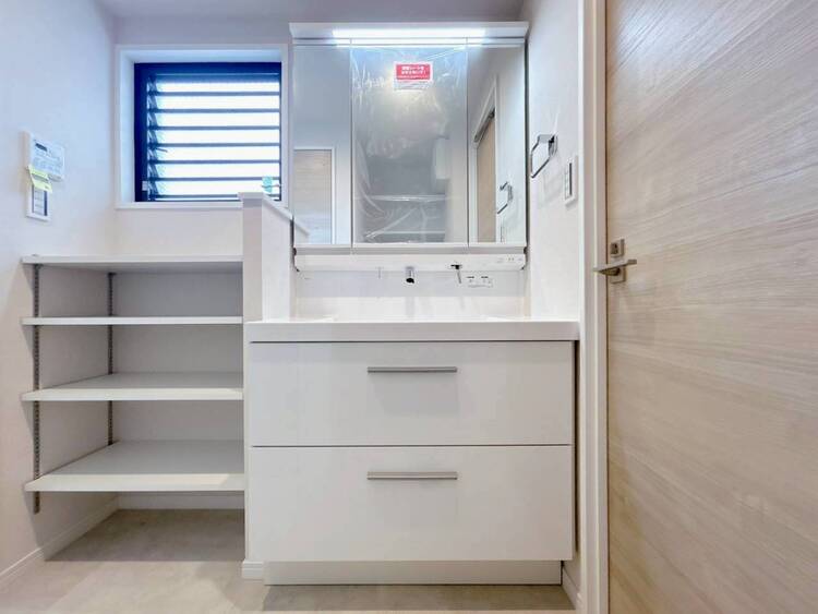 その他 清潔感を感じられる洗面化粧台。