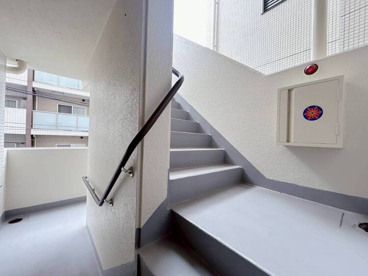 その他 共用部の階段です。明るく清潔に管理されています。