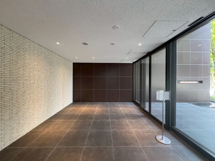 エントランス 綺麗に整備されており、行き届いた管理体制をうかがわせます。