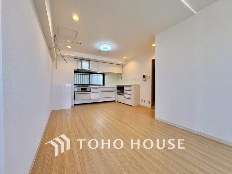 内装 【LIVING】◆眩い◆光が燦々と入り、家族の笑顔を照らす。「いつまでも続いて」と願う夢のような毎日がここにある。