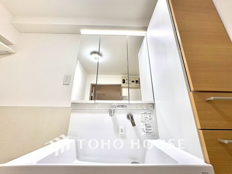 洗面 【WASHROOM】◆快適◆煌びやかな暮らしの中にも忘れたくない快適さ。大きな収納が助けてくれます。