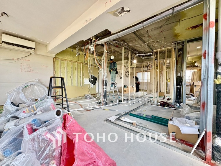 内装 現在改装中◆陽光◆が差し込む。この開放的なLDKに家族の笑顔が集う。家族が一緒に過ごす空間は明るく、そして居心地よく。