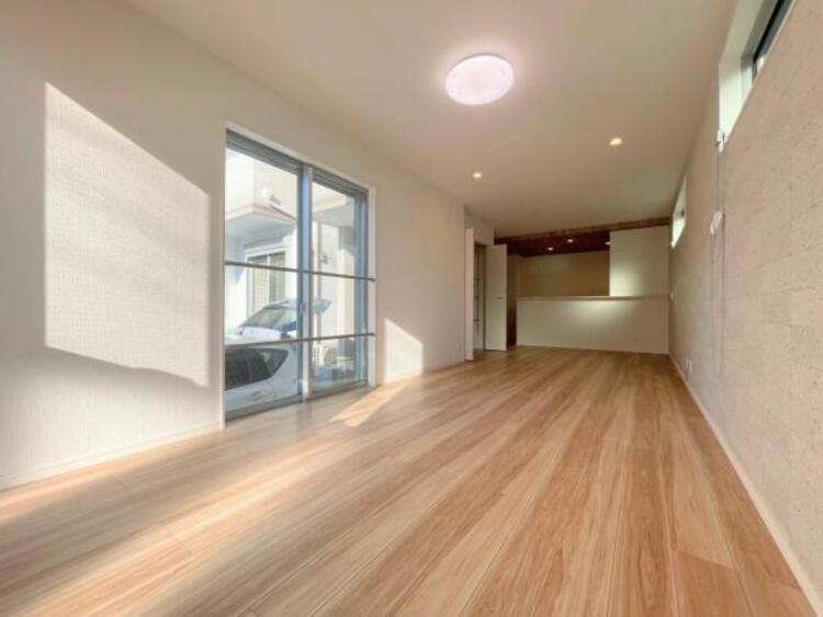 その他 ●〇オープンでのびやかな空間を生み出す、こだわりの広がりとゆとり。家族と過ごす時間を大切にしたい方にぴったりの明るくゆとりある住空間です。南側の窓からの日差しがリビングの中までしっかりと届きます〇●