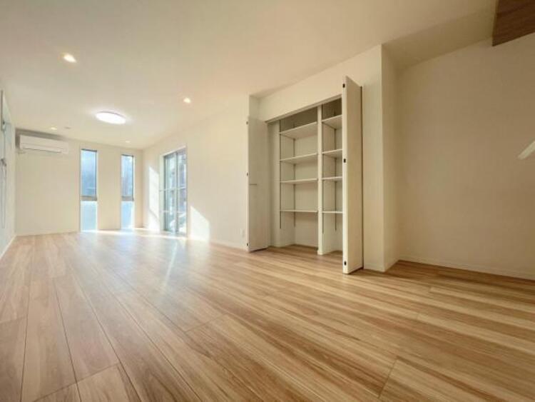 その他 ●〇家族の思いを抱きながら、平和であることに感謝したくなる悠久の時。あたかかく感じるのは、陽当りだけではなかった！広く和やかに暮らせる空間と家族の存在が胸にジーンと響きわたる。理想の住まいがここに〇●