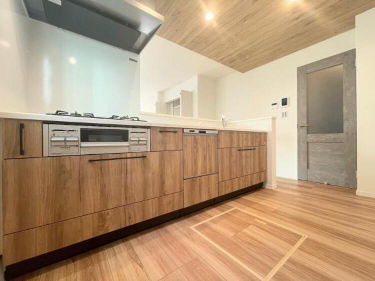 その他 ●〇家族で並んでクッキング。皆でわいわい楽しく作るお料理は愛情たっぷりのごちそう。キッチンで過ごす家族時間は大人になっても心に残る素敵なオンリーワンの思い出に。食後の片付けも苦にならない空間です〇●