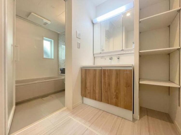 その他 ●〇平日の朝であっても、落ち着きとくつろぎを感じられる。歯磨き粉が行方不明になるようなごちゃごちゃ感も解消。収納力の高い洗面所です。　コーディネートされた空間で気持ちよく身だしなみを整えられます〇●