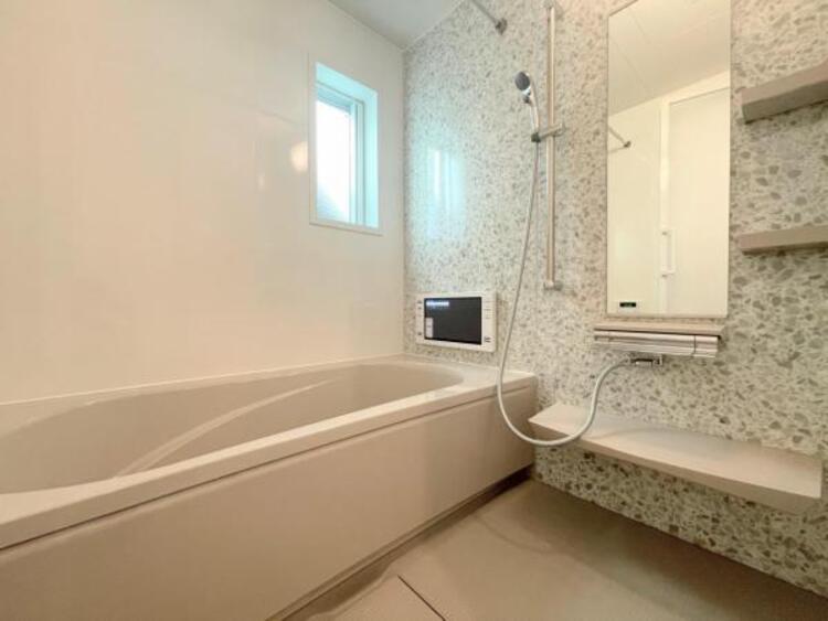 その他 ●〇ユニットバスはゆったりとくつろげる1坪タイプ。足までしっかりと伸ばせる浴槽は心身ともにしっかりと疲れを癒してくれます。お子様と一緒の入浴でも充分な広さです。バスルームは疲れを癒すくつろぎの場所〇●