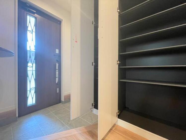 その他 ●〇玄関には姿見付きシューズBOXを設置しました。普段の靴だけでなく、季節物のサンダルやブーツまで一箇所にまとめて収納できます！お出かけ前の身だしなみチェックもバッチリ。１日の活力が湧いてきます〇●