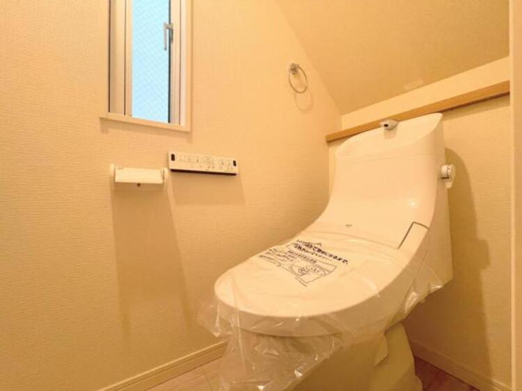 その他 ●〇ゆとりをもった広さ、白ベースに清潔感ある空間です。もちろんウォシュレットも完備しております。小物を収納するスペースがあるのも良いですね。毎日頻繁に利用する大切な空間だからこそ、こだわりたいです〇●