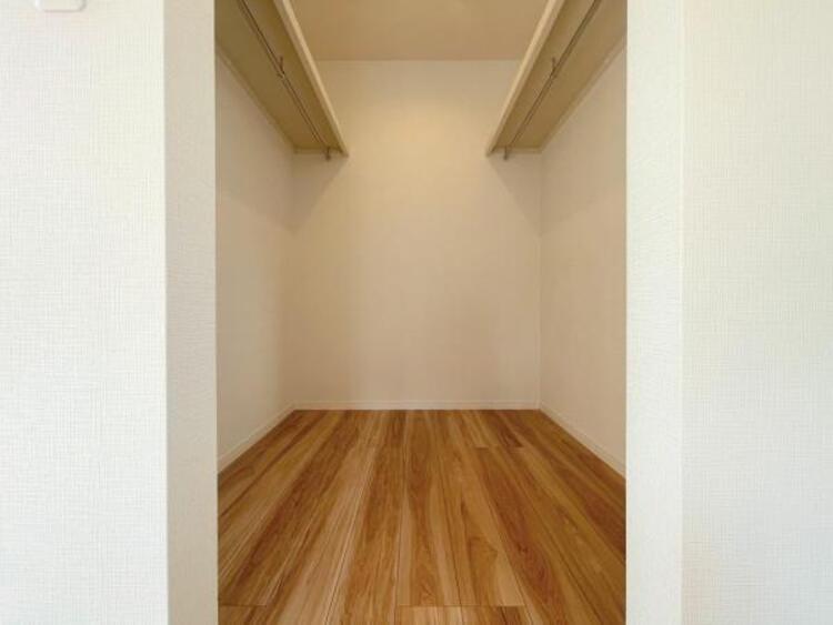 その他 【WIC】ひと目で収納物を確認できるウォークインクロゼットは、ゆとりの広さを備えた大型収納。数多くの衣類に加え、足元には引出しや衣装箱、シューズボックスなども収納することができます。