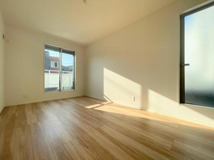 その他 ●〇2面採光でお部屋の隅々まで明るい印象の居室。バルコニーにも出られて、おひさまの光と爽やかな風をたっぷりと取り込めます。勉強やテレワーク中の方も簡単に気分転換。毎日の生活も自然と明るくなりそう　〇●