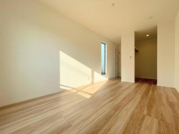 その他 ●〇採光、通風が心地よいお部屋です。お子様部屋にも、お父さんの書斎にも、どんな目的でも心地よくお使いいただけるようなデザインになっている為、家族構成の変化にも柔軟に対応できる居室となっております　〇●