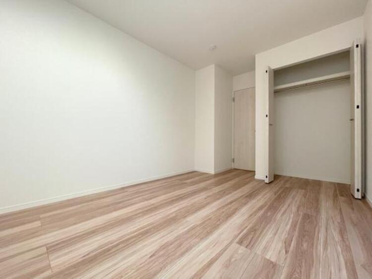 その他 ●〇全居室にクローゼットを完備！普段使いのお洋服や小物はもちろん、季節物のお洋服などもしっかりと整理整頓おしまい頂けます。整理整頓は床に物を置かない所から。居室空間をより広く隅々まで使用できます　〇●