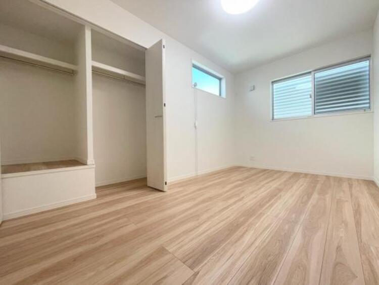 その他 ●〇全居室にクローゼットを完備！普段使いのお洋服や小物はもちろん、季節物のお洋服などもしっかりと整理整頓おしまい頂けます。整理整頓は床に物を置かない所から。居室空間をより広く隅々まで使用できます　〇●