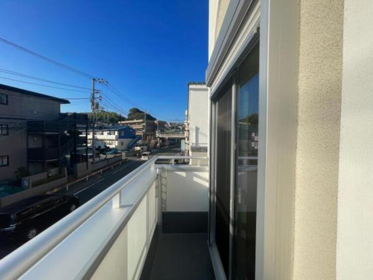 その他 ●〇日当たり良好！晴れた日はお洗濯物も気持ちよく乾きます。バルコニーからたっぷりの光をうけたお布団やシーツから太陽のにおいが感じられます。一度に洗濯を干せる量を気にする家庭も満足できるスペースです〇●