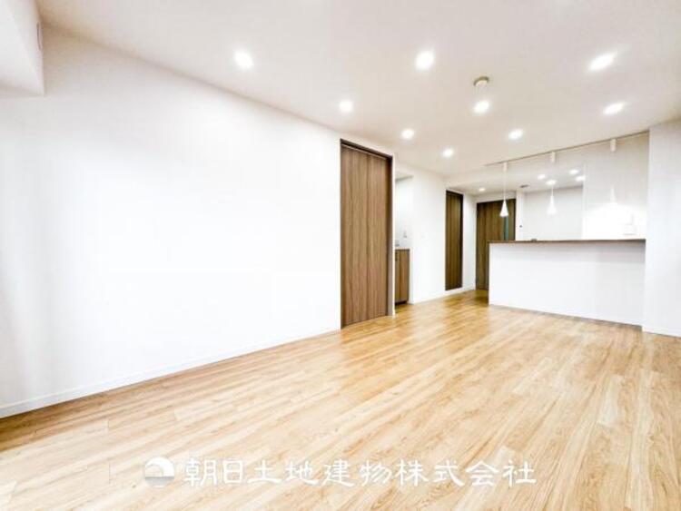 居間 大切なご家族、招いた友人と過ごすひと時を溢れる光が優しく包み込む空間。