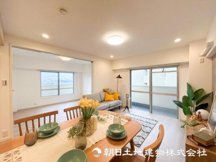 居間 【リビング】リビングにはみんなが集い食事や楽しい会話でついつい時を忘れてしまう。そんな束の間の幸せを感じさせてくれる場所