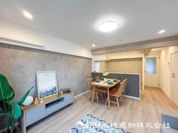 居間 【リビング】開放的で明るい空間が広がるLDK。リビングには潤沢な太陽が降り注ぎ、爽やかな住空間を演出できます