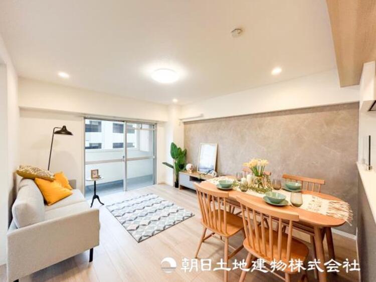 居間 【リビング】大切なご家族、招いた友人と過ごすひと時を溢れる光が優しく包み込む空間。充実した住空間は心を豊かにします。