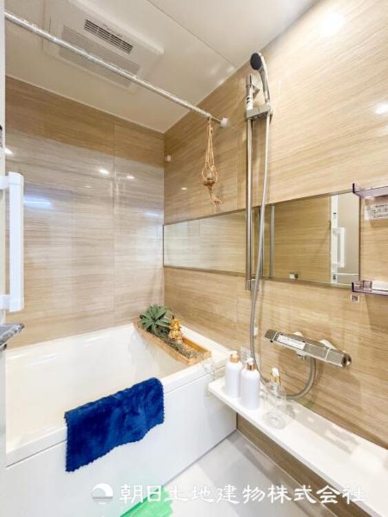 風呂 【浴室】快適な使い心地とゆとりある空間が1日の疲れを解きほぐすバスルーム。空間も浴槽もゆったりのびのび使えます