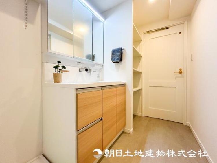 洗面 【洗面化粧台】落ち着いた清潔感のある空間は、身だしなみチェックや肌のお手入れに最適です。収納も十分でゆとりを持たせます。