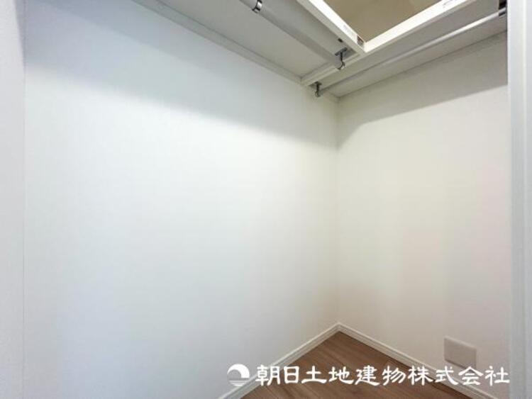 収納 【ウォークインクローゼット】たっぷりの収納スペースがあれば、季節物の衣類もすっきりしまえるので衣替えも楽ちんで快適に暮らせそうです