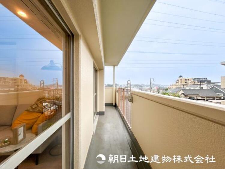 バルコニー 【バルコニー】日々の暮らしの中で当たり前のように光と風を演出してくれるバルコニー、開放的な空間を独占して癒されてください