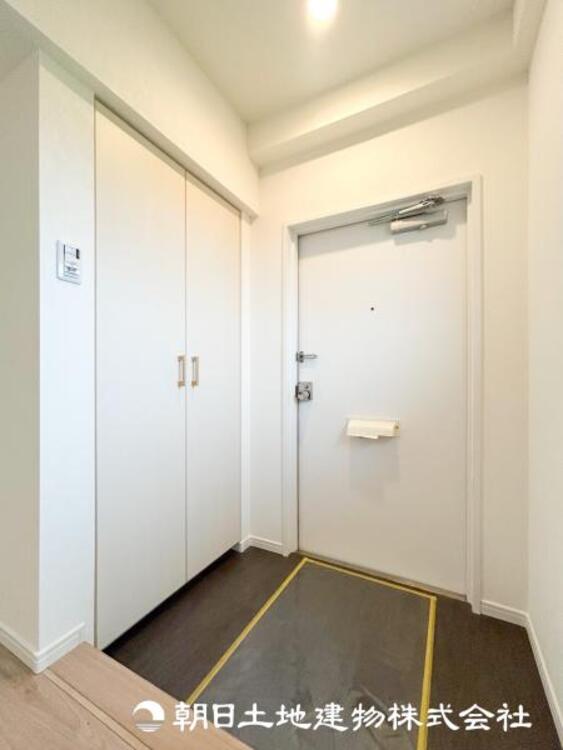 その他 【玄関】家族の帰り、遊びに来る友人、知人を優しく迎え、温もりに満ちた生活空間を予感させる。帰りたい家がここにあります。