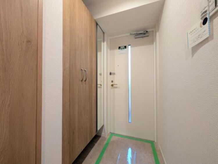 その他 ●〇住まいの第一印象を決める玄関スペース。収納力が高い下足入れを設置しており、高級感と清潔感を演出しました。小窓からの採光で明るい設計です。気持ちの良い気分でお出かけする事ができ、帰宅時も良い気分〇●