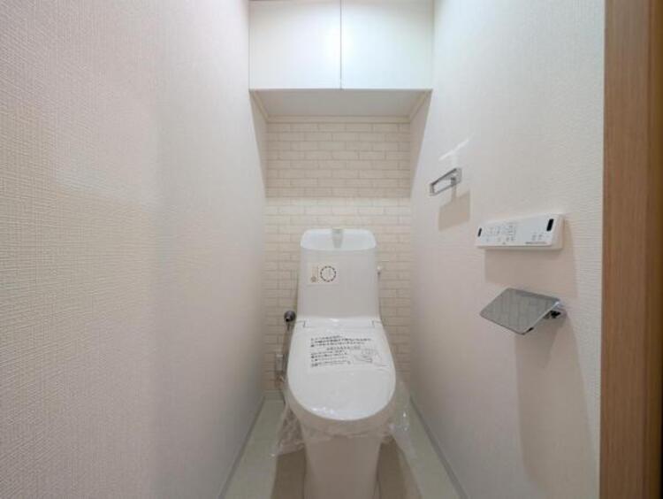 その他 ●〇ゆとりをもった広さ、白ベースに清潔感ある空間です。もちろんウォシュレットも完備しております。小物を収納するスペースがあるのも良いですね。毎日頻繁に利用する大切な空間だからこそ、こだわりたいです〇●