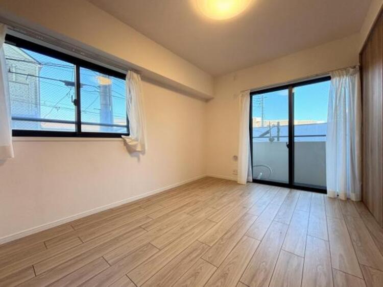 その他 ●〇バルコニーに大きく面した掃出し窓から光が降りそそぐ開放的な居室です。大きな窓からは、太陽の光はもちろん、爽やかな風が部屋一面に吹き抜けます。部屋のこもったニオイもすぐに換気することが出来ます　〇●