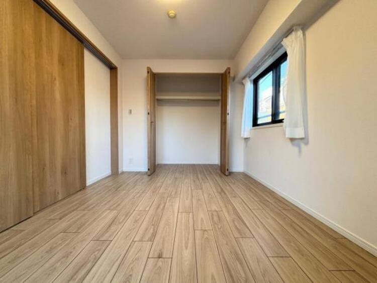 その他 ●〇全居室にクローゼットを完備！普段使いのお洋服や小物はもちろん、季節物のお洋服などもしっかりと整理整頓おしまい頂けます。整理整頓は床に物を置かない所から。居室空間をより広く隅々まで使用できます　〇●