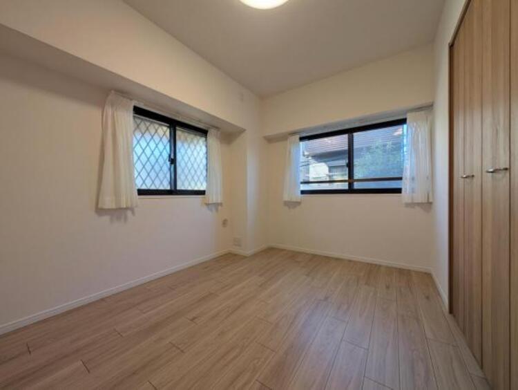 その他 ●〇採光、通風が心地よいお部屋です。お子様部屋にも、お父さんの書斎にも、どんな目的でも心地よくお使いいただけるようなデザインになっている為、家族構成の変化にも柔軟に対応できる居室となっております　〇●